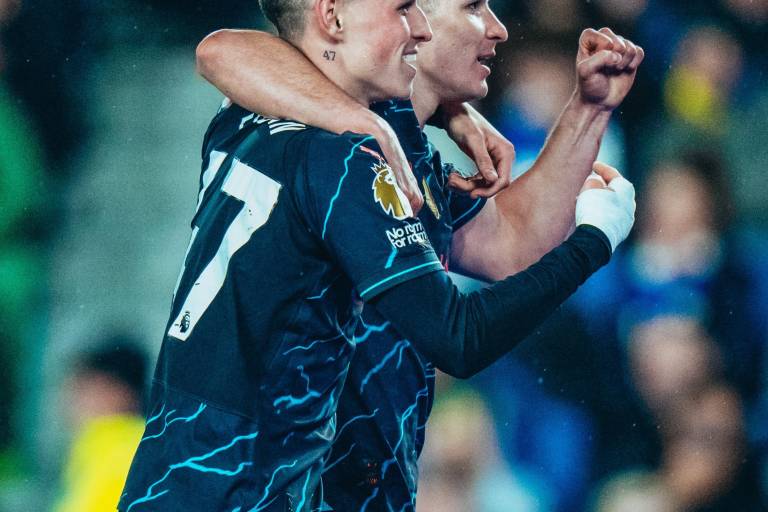 Manchester City gana y se coloca a un punto del líder Arsenal