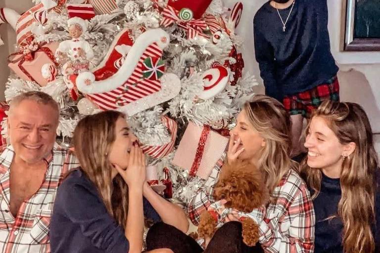 Angélica Rivera posa junto al ‘Güero’ Castro y sus hijas en foto navideña