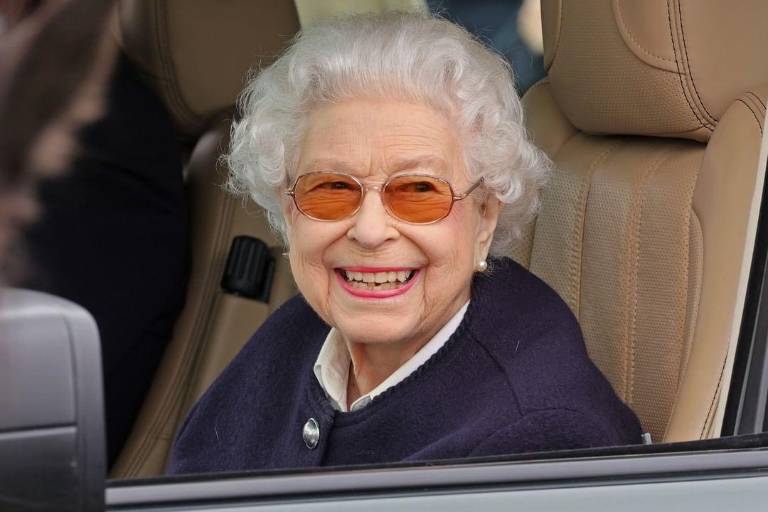 Acude la Reina Isabel II a concurso ecuestre feliz y sonriente