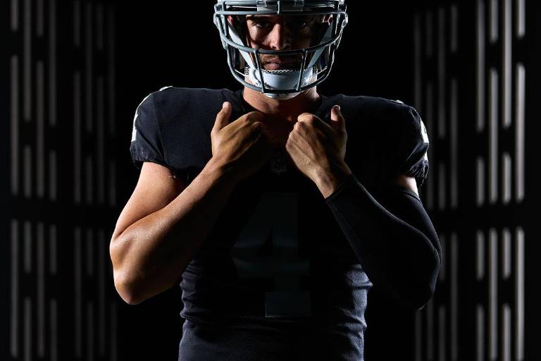 Los Raiders envían al mariscal de campo Derek Carr a la banca