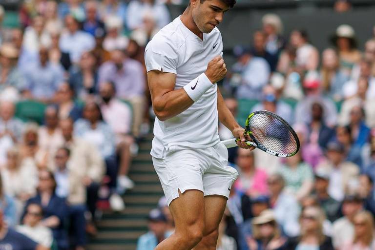 Carlos Alcaraz se emplea a fondo en su estreno en Wimbledon