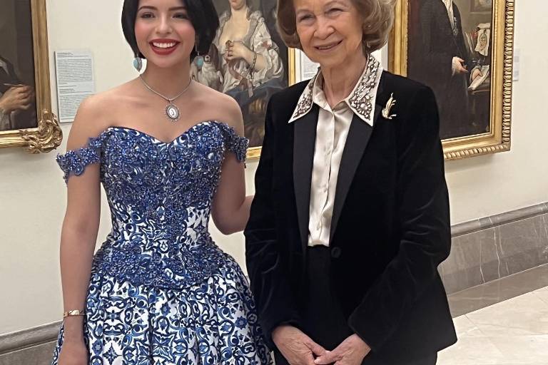 Ángela Aguilar posa al lado de la reina Sofía de España
