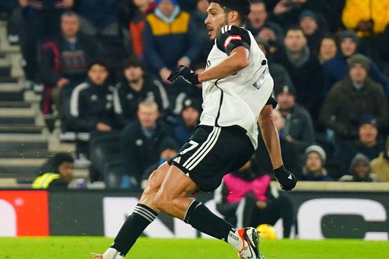 Despierta Raúl Jiménez y marca doblete en goleada del Fulham