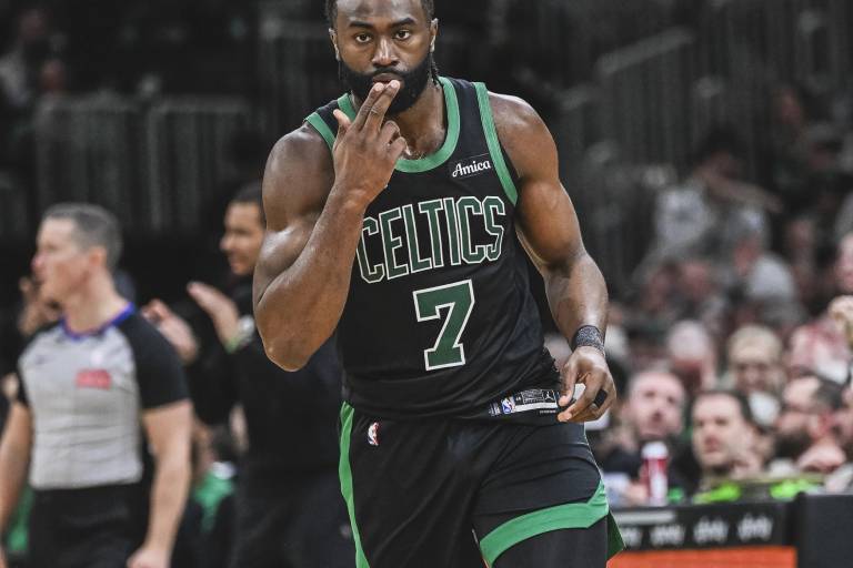 Boston Celtics arrollan a Indiana Pacers con marcador de 142-105