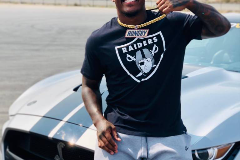 Josh Jacobs asegura su regreso con Raiders