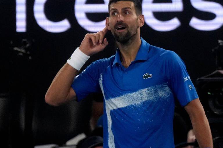 Djokovic echa mano a su veteranía para superar a Alcaraz y meterse en ‘semis’ de Australia