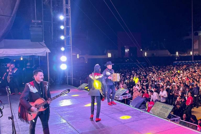 Los Tigres del Norte reciben en pleno concierto la noticia de que su madre falleció; la reaniman y fallece horas más tarde