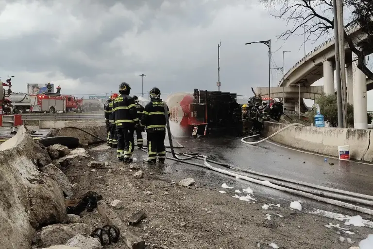 Suman 14 personas muertas por explosión de pipa de gas en Iztapalapa