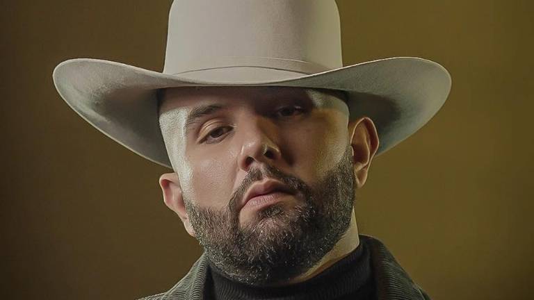 Carín León lanza el tema ‘El invierno pasado’, incursionando en el vallenato.