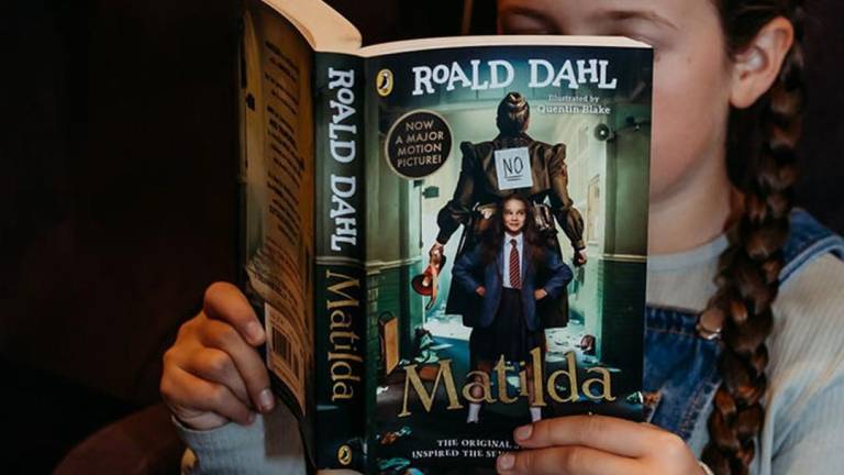 Editores ingleses de Roald Dahl censuran su obra y el mundo de la literatura se rebela