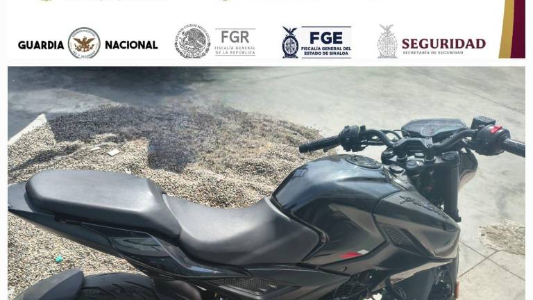 La motocicleta con reporte de robo fue asegurada por elementos de la Policía Estatal en una plaza comercial de Mazatlán.