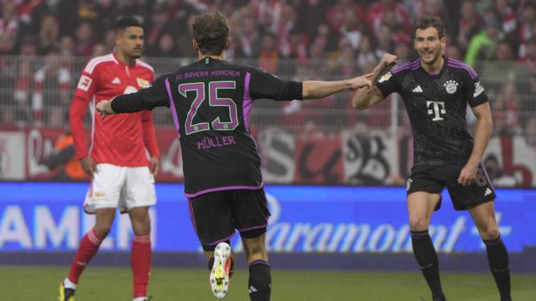 Thomas Müller celebra uno de sus dos goles, en el triunfo por goleada del Bayern Múnich.