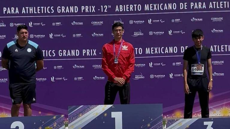 Daniel Bátiz Rojas gana en salto de longitud.