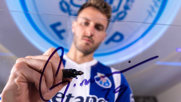 Santiago Giménez ya es jugador del Porto.