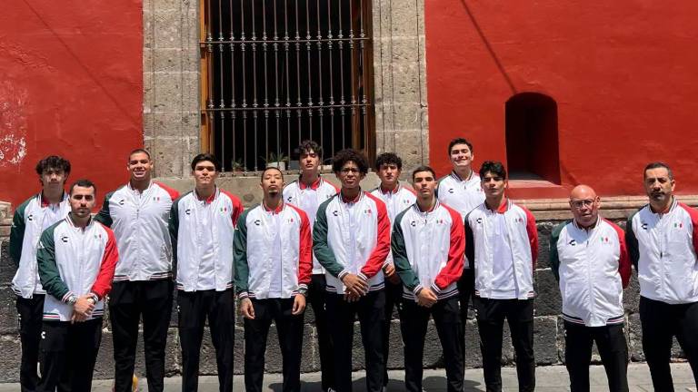El joven de 18 años (centro) hará su debut ante Panamá y buscará consolidarse como una de las promesas del baloncesto mexicano durante la fase de grupos del torneo.