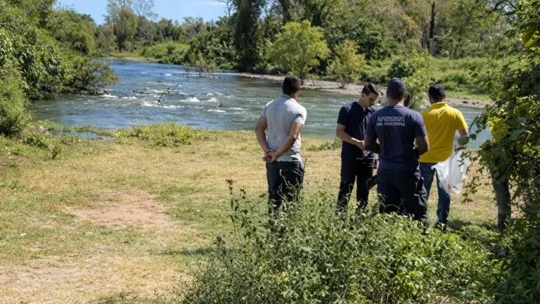 Elementos de rescate y familiares de Manuel Antonio permanecen en la zona del hallazgo, en Maripa.