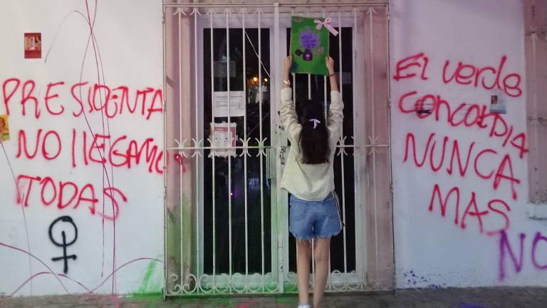 Diferentes mensajes fueron pintados con spray en las paredes del edifico.