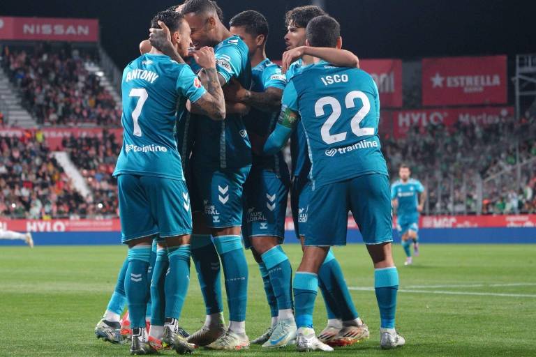 El Betis celebra un cómodo triunfo ante un Girona que sigue en caída libre