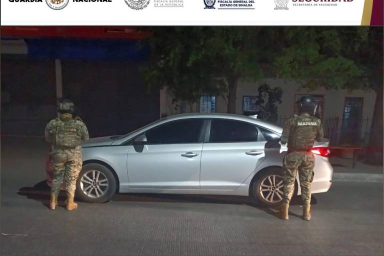 Marinos aseguran vehículo robado en Culiacán