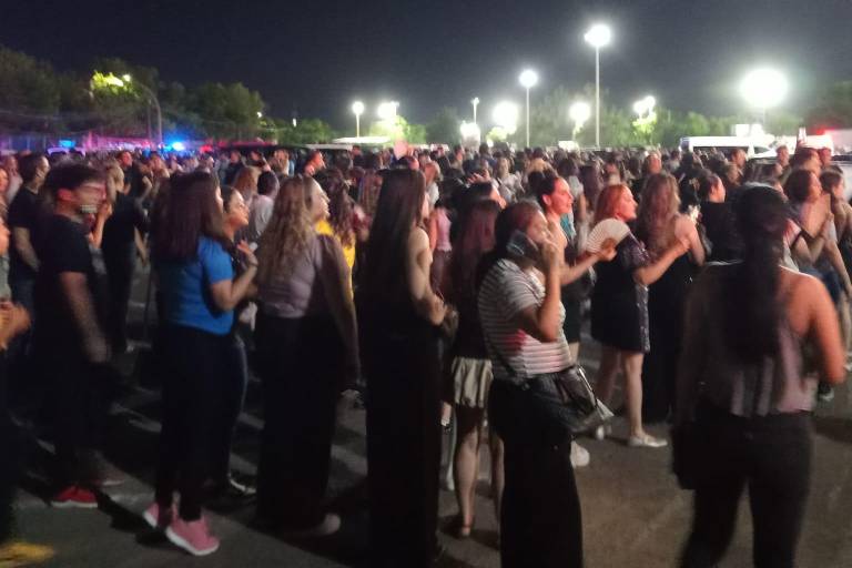 Desesperados, fans de Chayanne, por no poder entrar aún al estadio de Los Mochis para el concierto