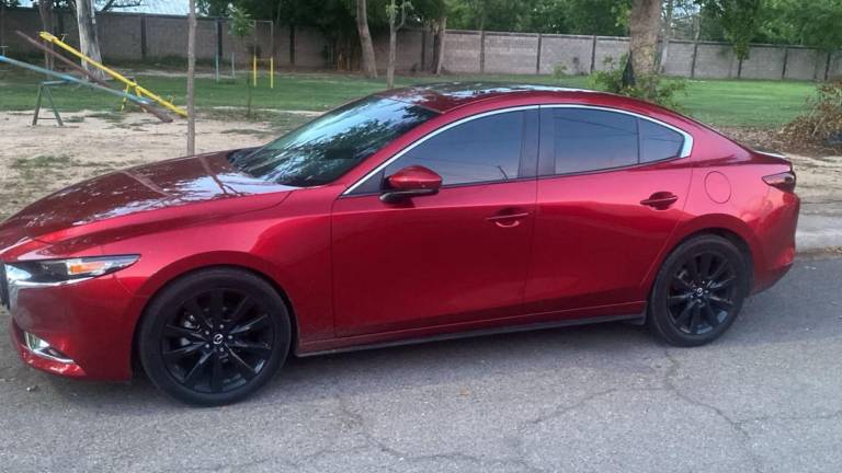 Un Mazda, hallado abandonado abandonado en la colonia Villas del Río, habría sido señalado por presuntamente lanzar ponchallantas en La Conquista.