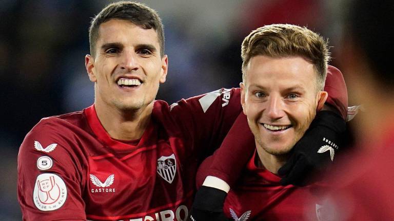 Érik Manuel Lamela e Ivan Rakitic, autor del gol, celebran la victoria del Sevilla en la Copa del Rey.