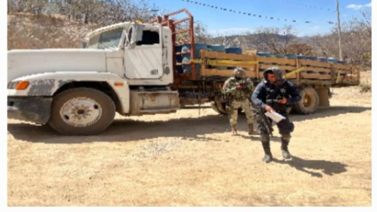 El personal castrense aseguró un total de 10 mil 569 litros de hidrocarburo.