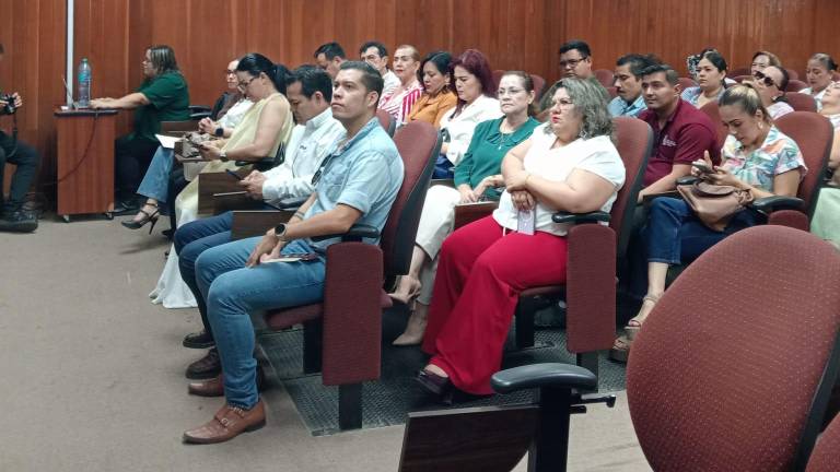 Personal educativo asisten a la presentación de la convocatoria de cuentacuentos.