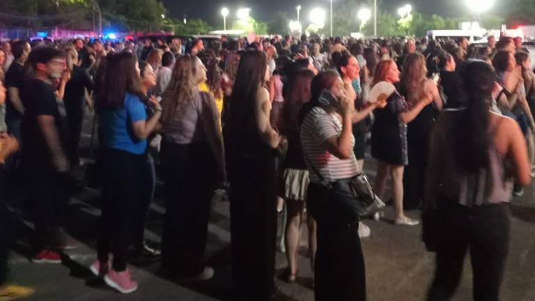 Fans de Chayanne están desesperados por no poder ingresar al estadio a escasos minutos de iniciar el concierto en Los Mochis.