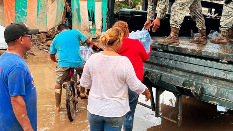 Entrega de apoyos en las comunidades que se vieron afectadas por las lluvias en varias regiones de México.