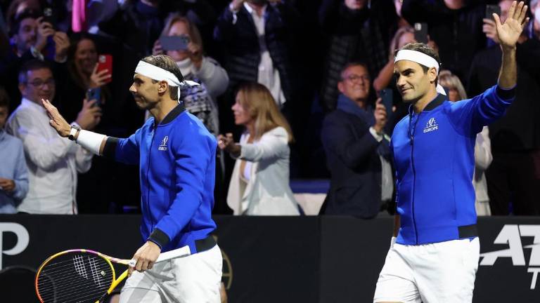 Roger Federer (izquierda) tuvo su último encuentro dentro del tenis profesional.