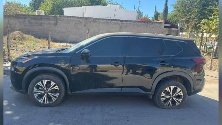 El automóvil asegurado es una camioneta de color negro, con reporte de robo.