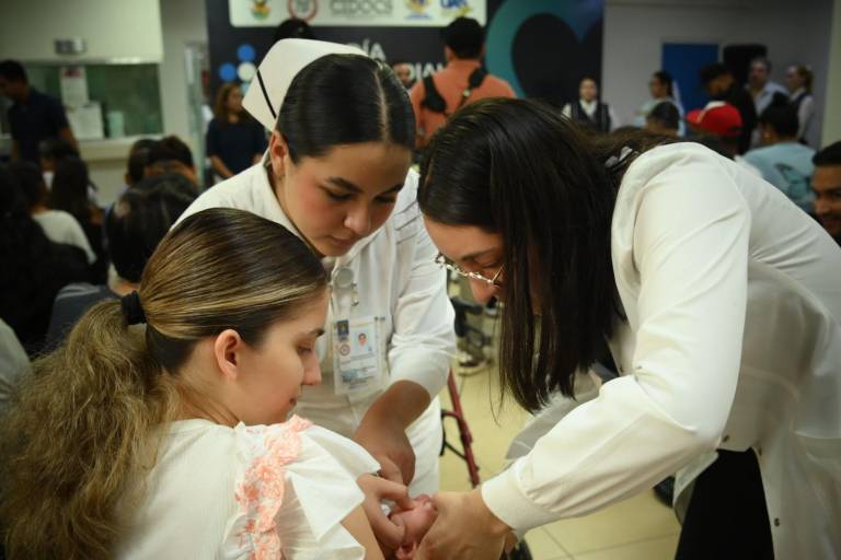 Refrenda la UAS su compromiso humanista con la sociedad al brindar, a través del CIDOCS, atención oftalmológica gratuita y lentes para lectura a personas con debilidad visual