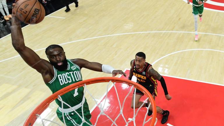 Jaylen Brown busca dos puntos con esta volcada para los Celtics.