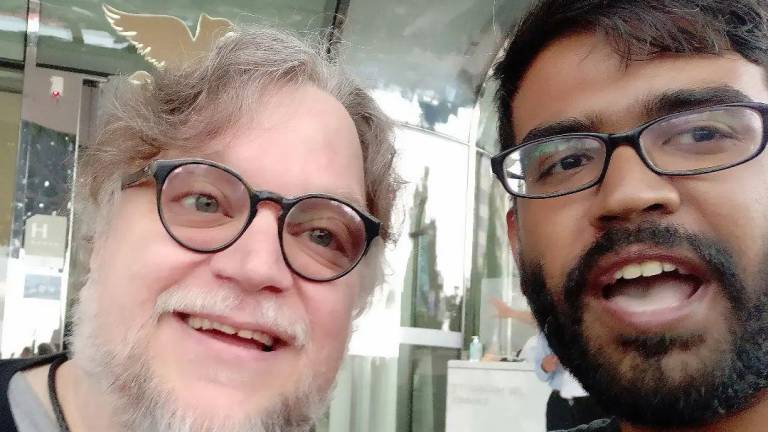 Guillermo del Toro con uno de sus admiradores en Cannes.