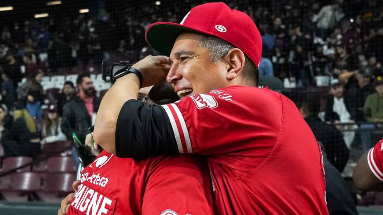 Luis Carlos Rivera abraza a Odrisamer Despaigne luego de conseguir el boleto para la final de la Liga Mexicana del Pacífico.