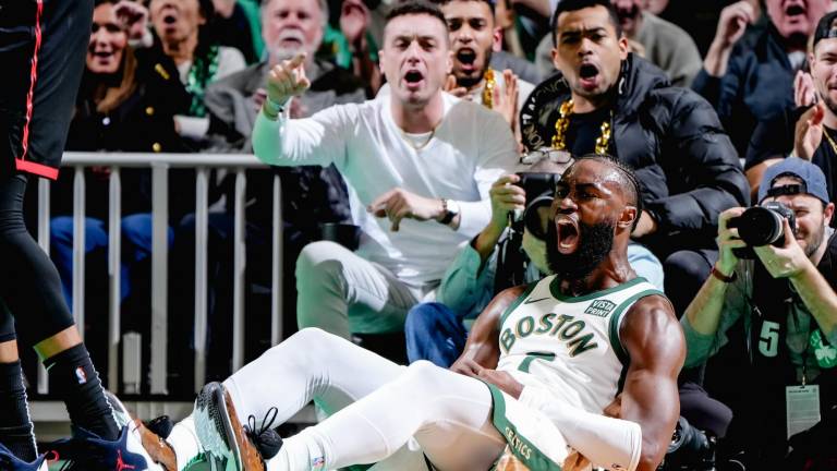 Celtics suda de más, pero gana al final a Raptors