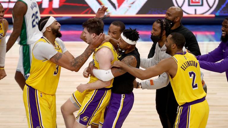 Austin Reaves le da la victoria a Los Ángeles Lakers ante Dallas Mavericks en un final memorable