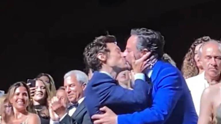 Muy al estilo de Bad Bunny, el actor y cantante besa a su compañero de filme Nick Kroll.