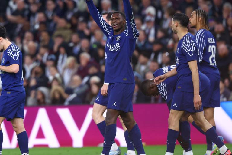 PSG tiembla en Villa Park pero alcanza semifinales de Champions