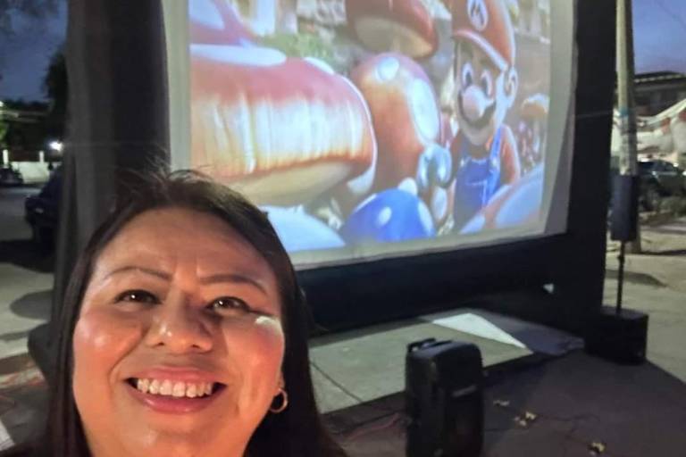 Diputada de Morena proyecta película ‘pirata’ en evento en Culiacán
