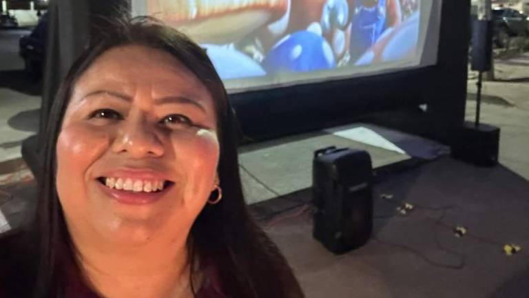 Diputada de Morena proyecta película ‘pirata’ en evento en Culiacán