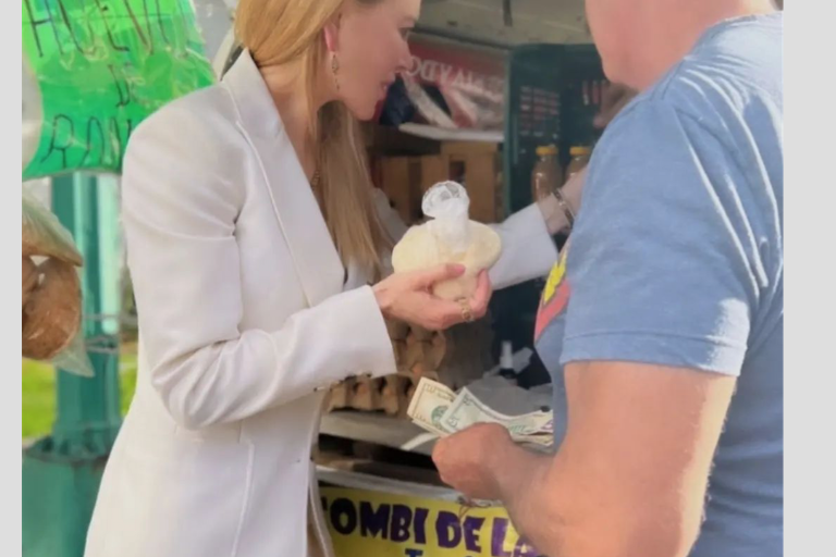 Compra Nicole Kidman quesos en un puesto de la Ciudad de México