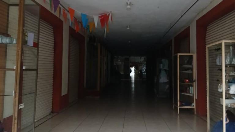 El Mercado Municipal de Rosario tiene más de 24 horas sin luz debido a un corto.