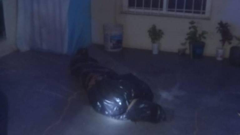 Falsa alarma provoca un muñeco envuelto en plástico negro en una calle de Aguaruto