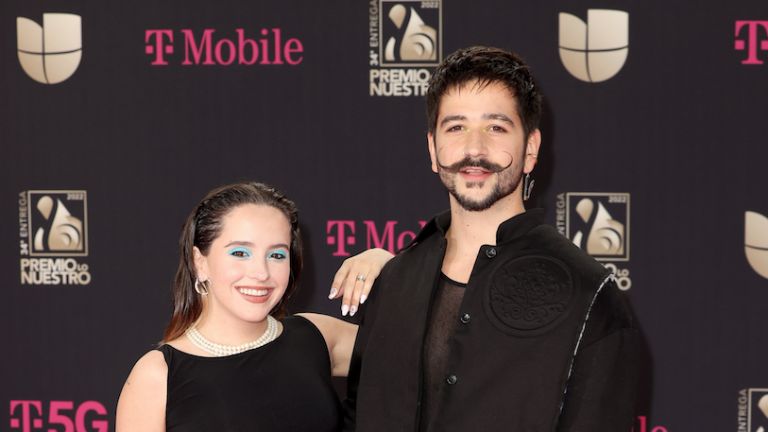 Eva Luna y Camilo, el cantante está entre los artistas con más nominaciones en el evento.