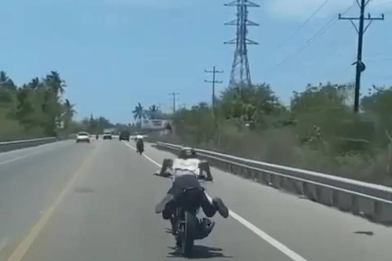 Jóvenes en Escuinapa desafían la vida a bordo de sus motocicletas
