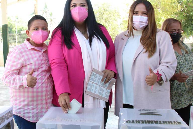 Rosa Elena Millán emite su voto en el ejido San Diego, en Eldorado