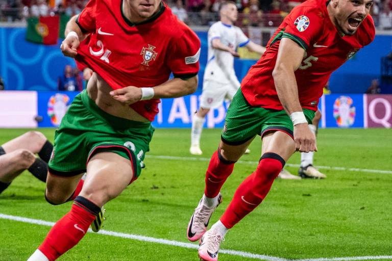 Portugal presenta candidatura con triunfo sobre la hora ante República Checa