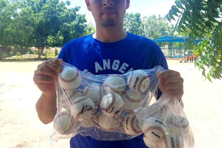 Donan material deportivo a Liga de Beisbol Juvenil Imdem Zona Rural